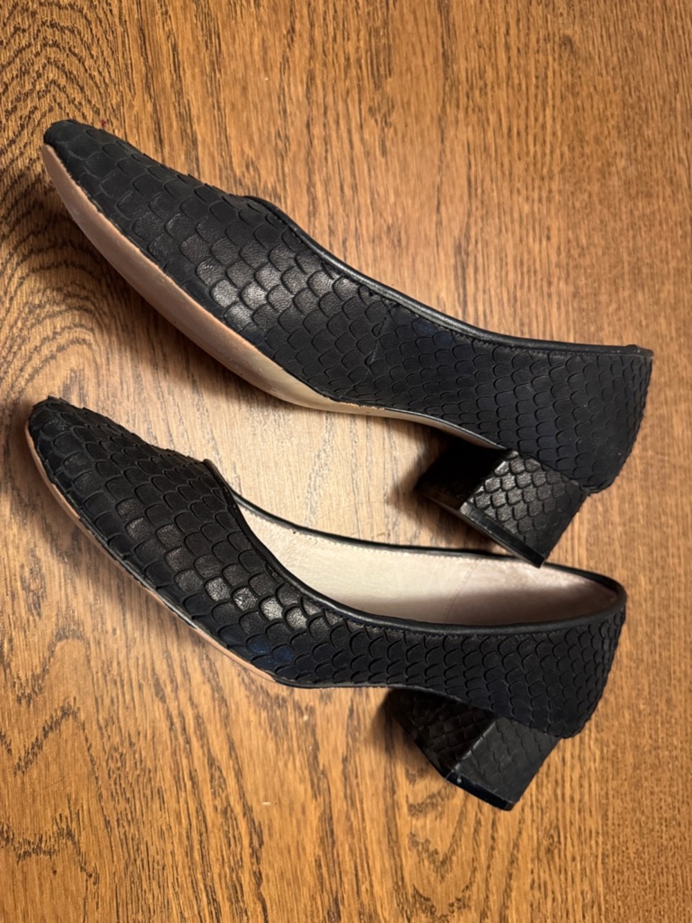 bettye muller Black Textured pumps
